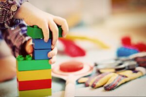 Kinderhand met Duplo
